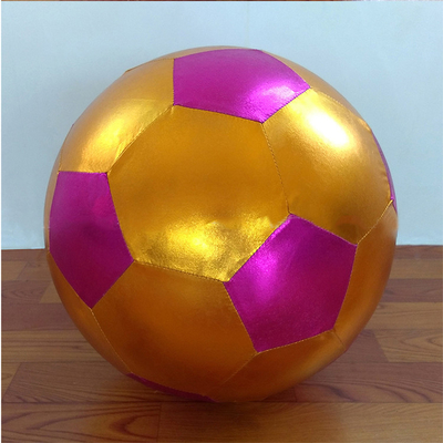 Bola de futebol sensorial de plástico colorido recheado de pelúcia colorida para habilidades motoras