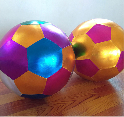 Bola de futebol sensorial de plástico colorido recheado de pelúcia colorida para habilidades motoras