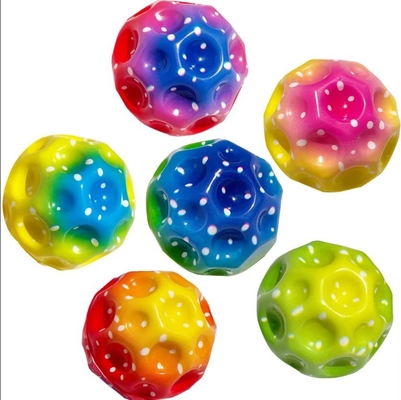 A bola de salto porosa em forma de lua com design ergonômico
