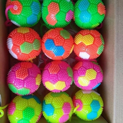 Descrição Espetada Luz LED Bola Multicolor Flashing bola Squeaky