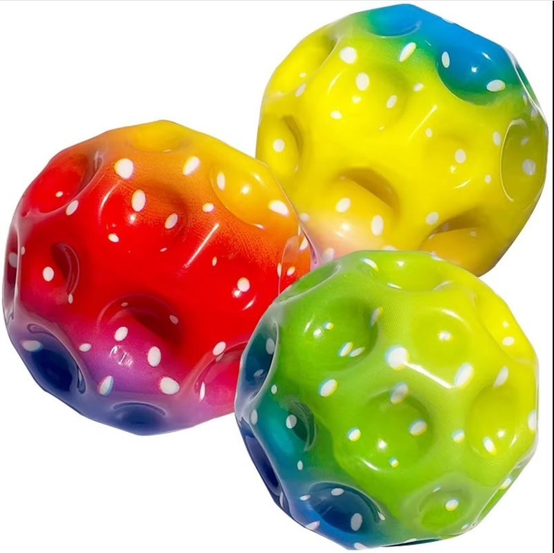 A bola de salto porosa em forma de lua com design ergonômico