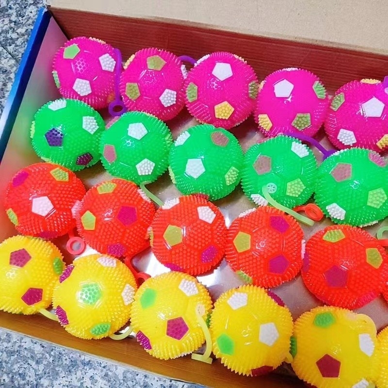Descrição Espetada Luz LED Bola Multicolor Flashing bola Squeaky